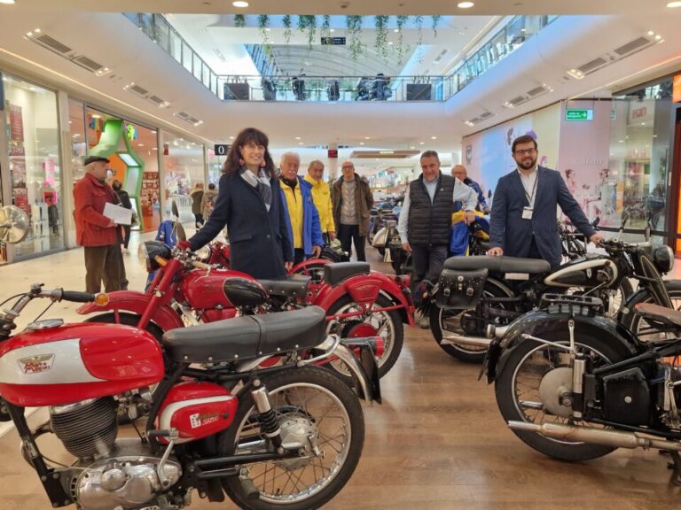 Vallsur exhibe más de treinta motos únicas con motivo de la celebración de Pingüinos