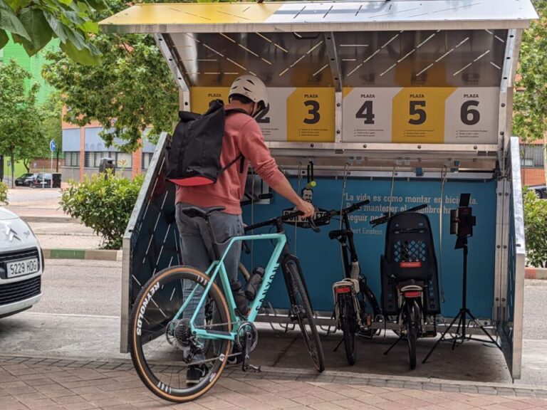 Adif impulsa la multimodalidad con la instalación de aparcamientos seguros para bicicletas en 42 estaciones