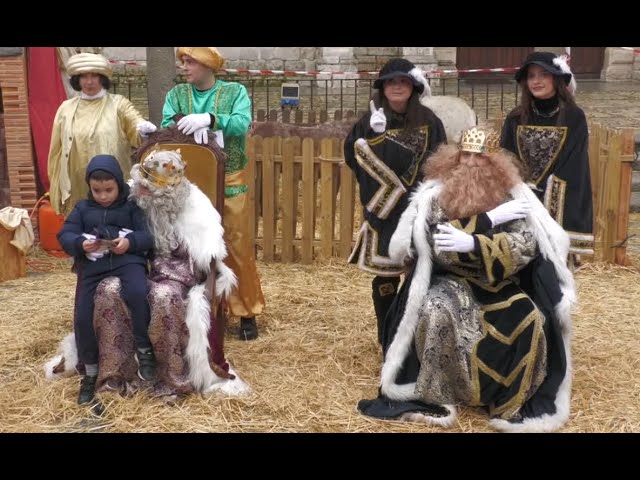 Los Reyes Magos reciben a los niños en el Belén Viviente de Medina del Campo