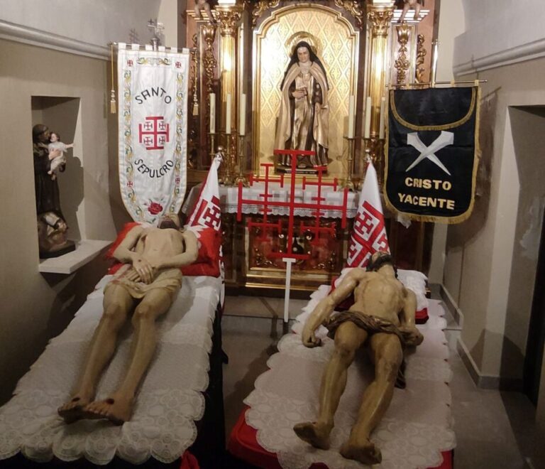 La Real Cofradía del Santo Sepulcro expone al culto sus imágenes procesionales 