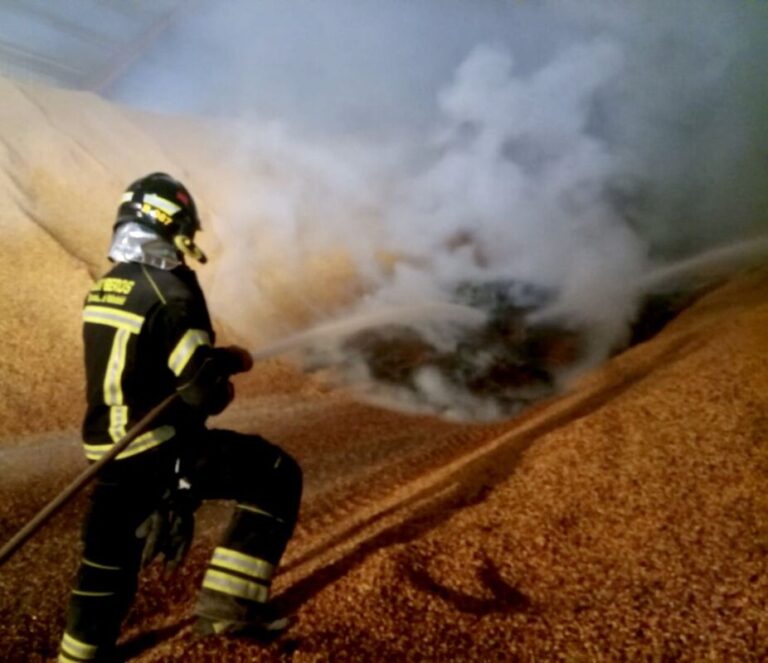 Medina del Campo: Los bomberos extinguen un incendio en un secadero de maíz