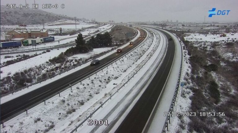 Nieve y hielo en carreteras: Prohibición de adelantar y restricciones para pesados en A-15, N-111, N-122 y N-234