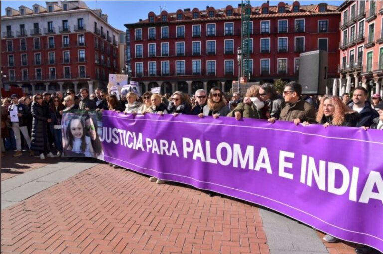 Multitud de vecinos arropan a la familia de Paloma asesinada junto a su hija en Valladolid