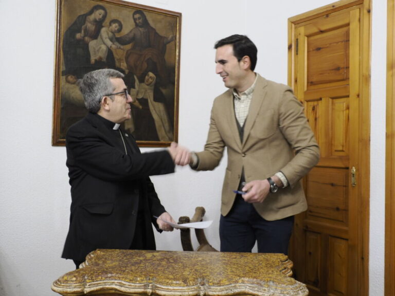 La Archidiócesis de Valladolid y el Consistorio firman el convenio de cesión del atrio de la Colegiata de San Antolín
