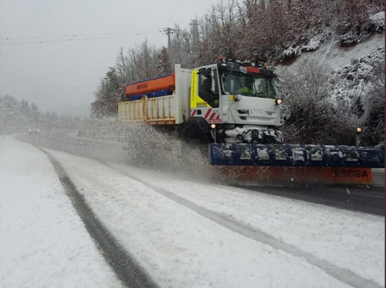Caos en la A-1: 120 camiones embolsados en el aparcamiento de vialidad Invernal de Aranda de Duero y 40 en Lerma por incidencias de nieve