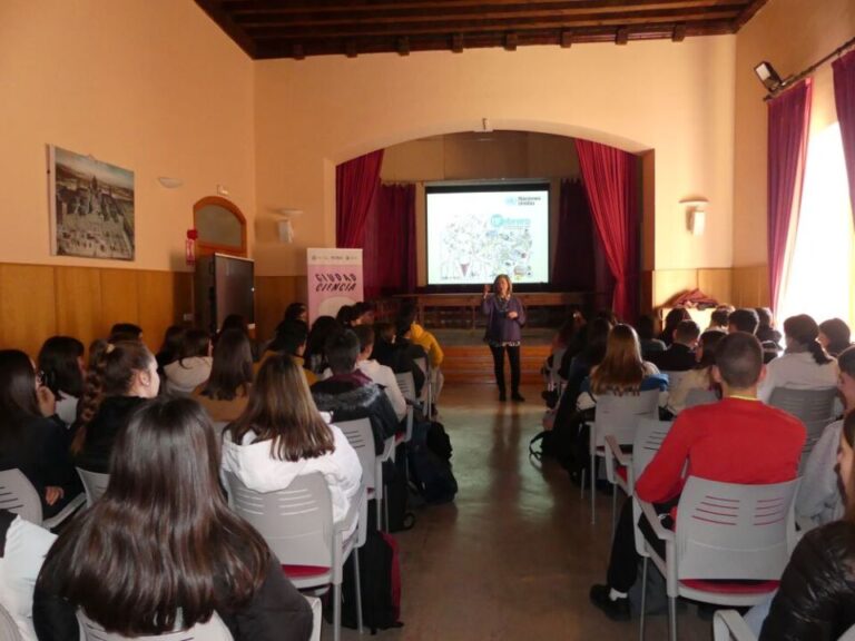 El alumnado del IES Gómez Pereira disfruta de la charla de la investigadora Mónica Álvarez de Buergo