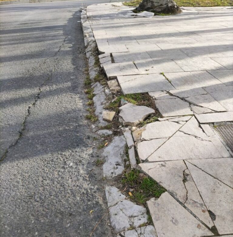 Baldosas sueltas y rotas en la Plaza de Santiago