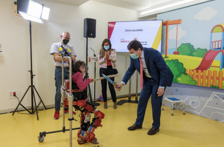 El primer exoesqueleto pediátrico del mundo llega al Hospital Clínico de Valladolid