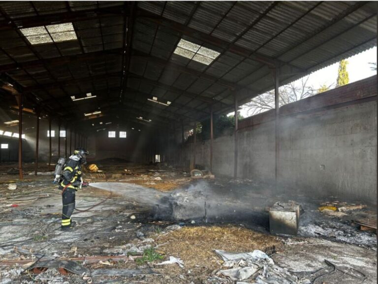 Los bomberos apagan un incendio en la fábrica abandonada «Mubers» de Íscar