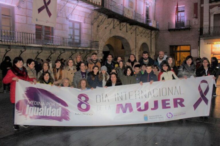 Medina del Campo reivindica el 8M integrando en su acto institucional a varias generaciones