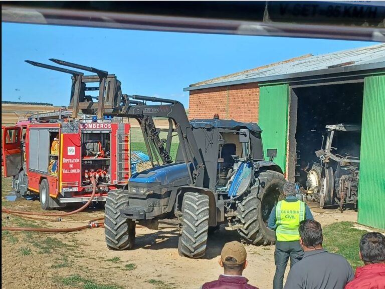 Los bomberos extinguen un incendio en una nave en Villaverde de Medina