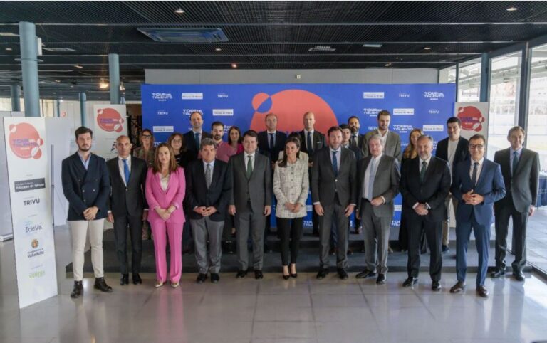 La Reina Letizia apoya en Valladolid al ganador del Premio FPdGi Empresa 2023