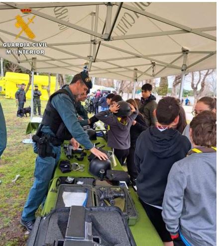 La Guardia Civil de Valladolid sorprende a los jóvenes scouts con una exhibición de medios en Traspinedo