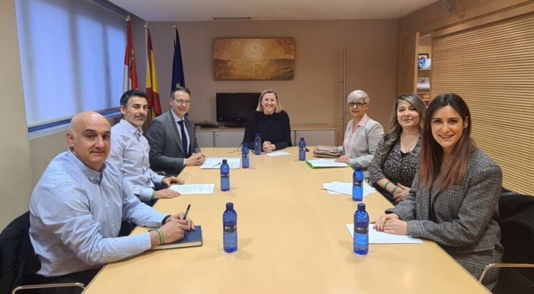 La Junta y la Asociación de Esclerosis Lateral Amiotrófica de Castilla y León (ELACyL) acuerdan medidas para mejorar la atención a las personas con ELA y sus familias