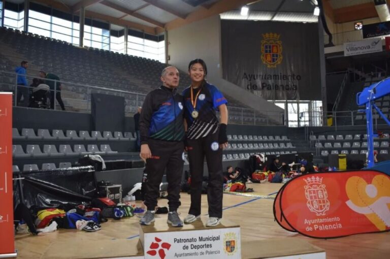 La medinense Lola Santiago se alza con la medalla de oro en el Campeonato Regional de Kickboking