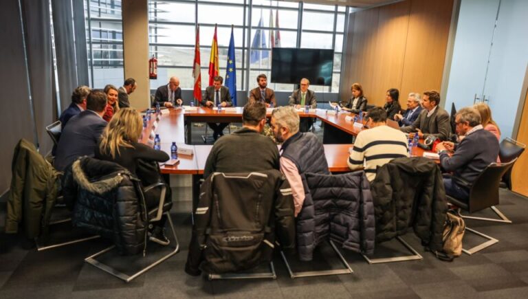 La Junta reúne la Mesa de la Automoción de Castilla y León y blinda su apoyo ante la situación que atraviesa el sector, capital para la región