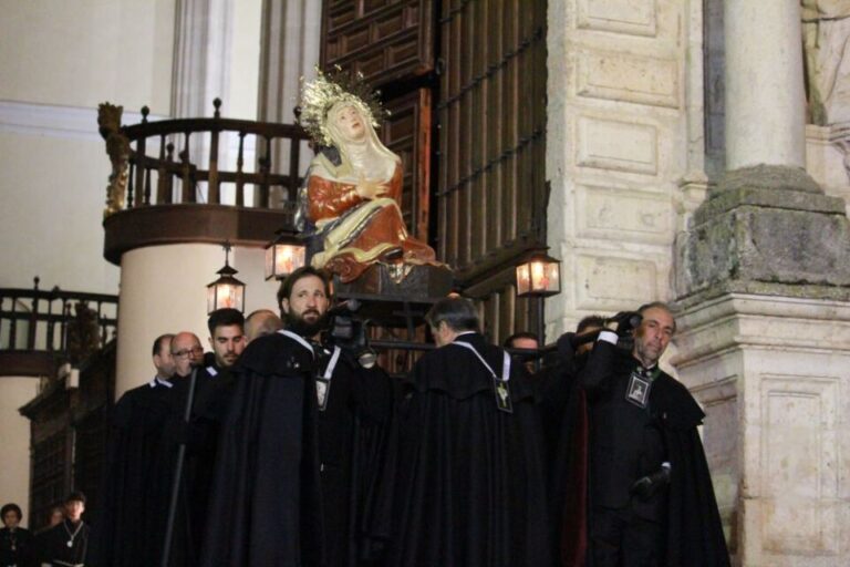 La Procesión de «Los Faroles» de Medina del Campo, en imágenes