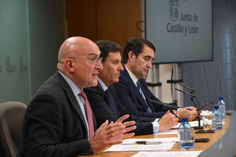 La Junta amplía en 2,4 millones de euros la subvención para bonificar el 25% del precio de los títulos de transporte multiviaje