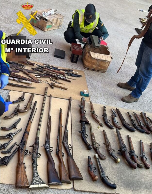 Detenidas dos personas por tráfico y tenencia ilícita de armas y municiones