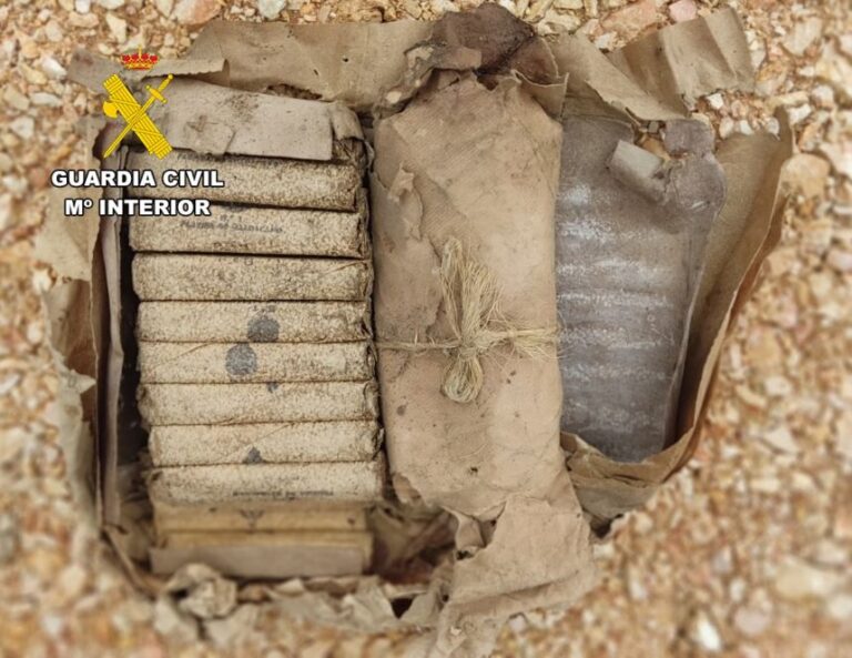 ¡Explosivo hallazgo en una vivienda! La Guardia Civil destruye 35 cartuchos de dinamita negra de notable antigüedad
