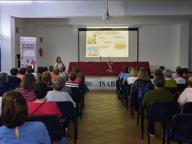 Ana María Veses desarrolla una ponencia en Medina del Campo sobre los trastornos de comportamiento alimentario