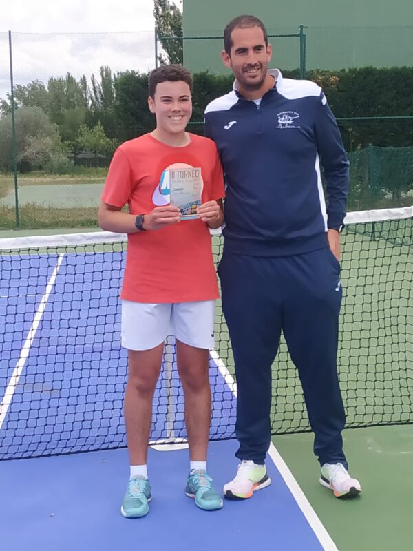 Guillermo Frutos, campeón junior y subcampeón cadete en el II Torneo de Tenis ‘Villa Alba de Tormes’