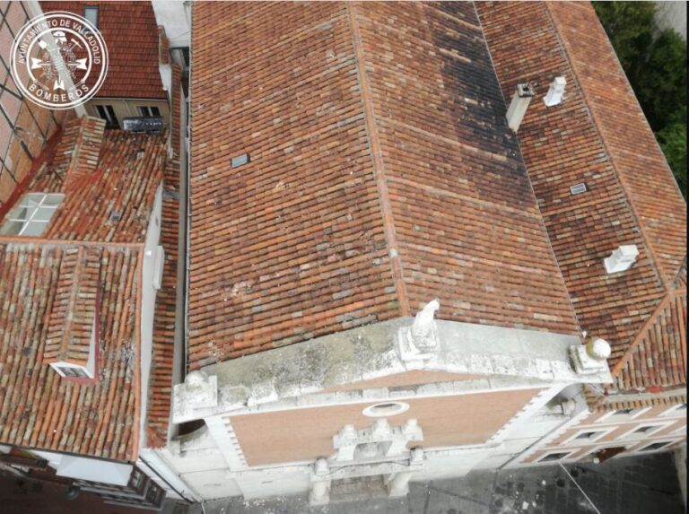 Cae un rayo sobre una iglesia de Valladolid y provoca un desprendimiento de cascotes
