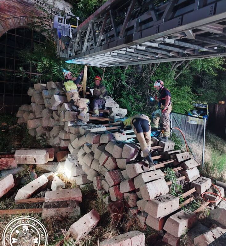 Rescatan a un joven atrapado entre unos hierros en el abandonado depósito de locomotoras de Valladolid