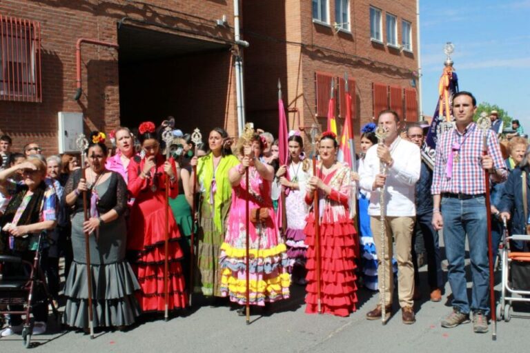 La Asociación de Vecinos de Simón Ruiz recibe en sus calles a la Hermandad de Nuestra Señora del Rocío de Medina del Campo