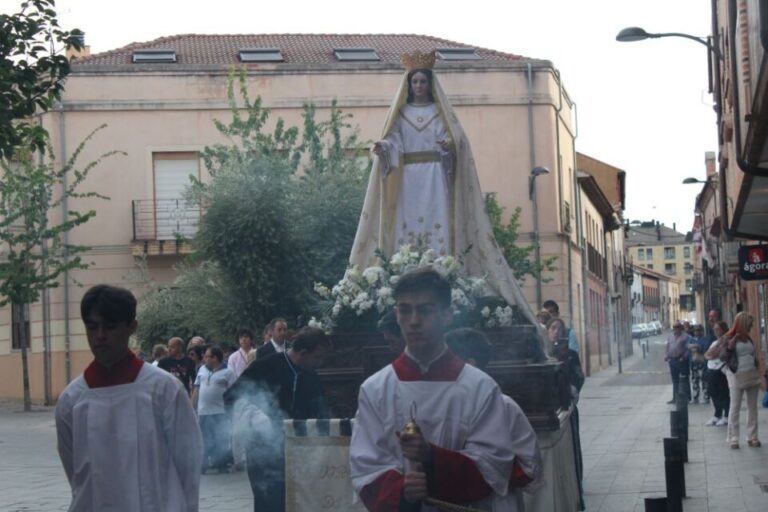 Las calles de Medina del Campo viven la procesión del Vía Lucis 