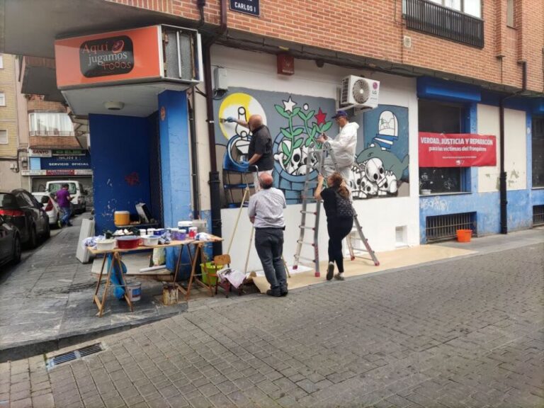 El artista Manuel Sierra pinta un mural colaborativo sobre la Memoria Histórica en Medina del Campo 