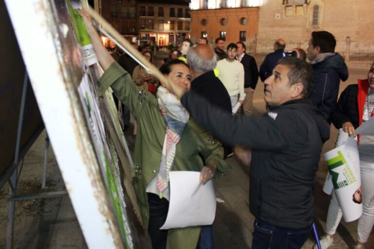 Comienza la campaña electoral en la Villa de las Ferias con la pegada de carteles