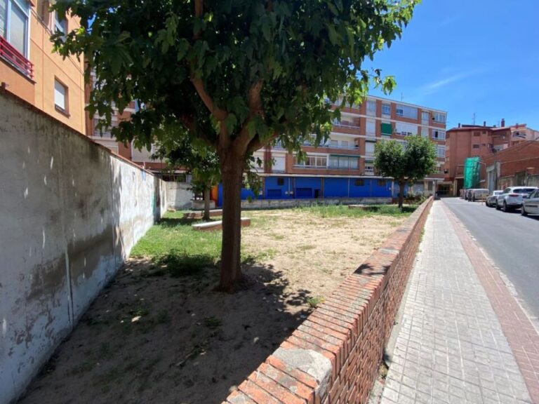 El parque de la calle de los Mostenses ofrecerá un espacio abierto a los pequeños de 0 a 3 años