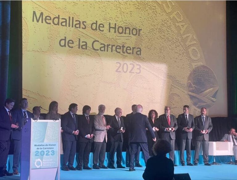 AEC otorga la Medalla de Oro al Mérito Personal a los integrantes de la Mesa de directores generales de Carreteras