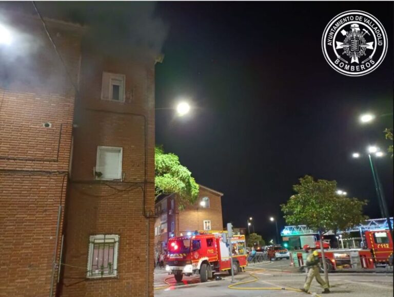 Trasladan al hospital a una mujer por inhalación de humo tras un incendio en una vivienda en Valladolid