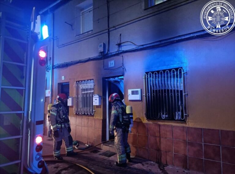 Dos intoxicados en el incendio de una vivienda unifamiliar en Valladolid