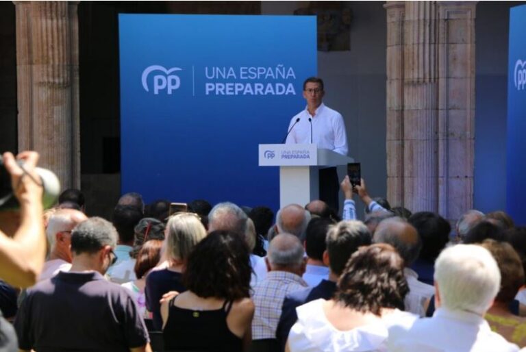Feijóo promete un «gran pacto» a favor de la maternidad, la infancia y la conciliación