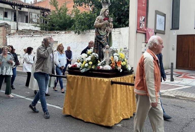 La Virgen del Amparo procesiona por las calles de la villa