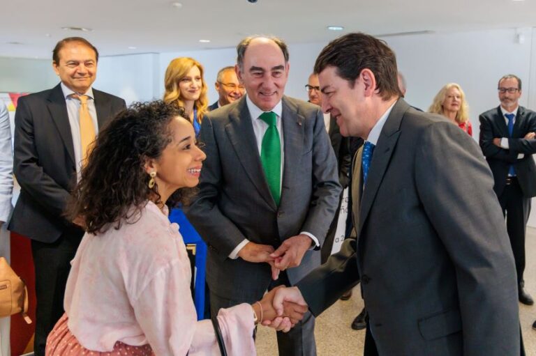 El presidente de la Junta y la embajadora de Estados Unidos en España acuerdan reforzar los intercambios económicos y las relaciones culturales