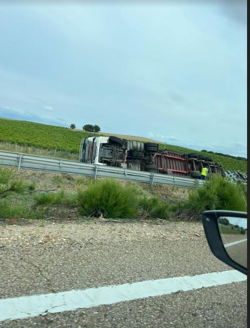 El vuelco de un camión en A-6 a la altura de Medina del Campo obligó a cortar el tráfico en la autovía