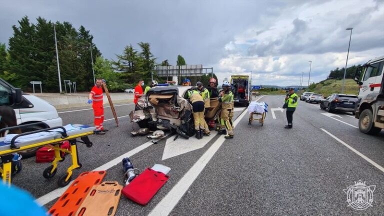 Tres heridos al colisionar un turismo y un camión en la A-1