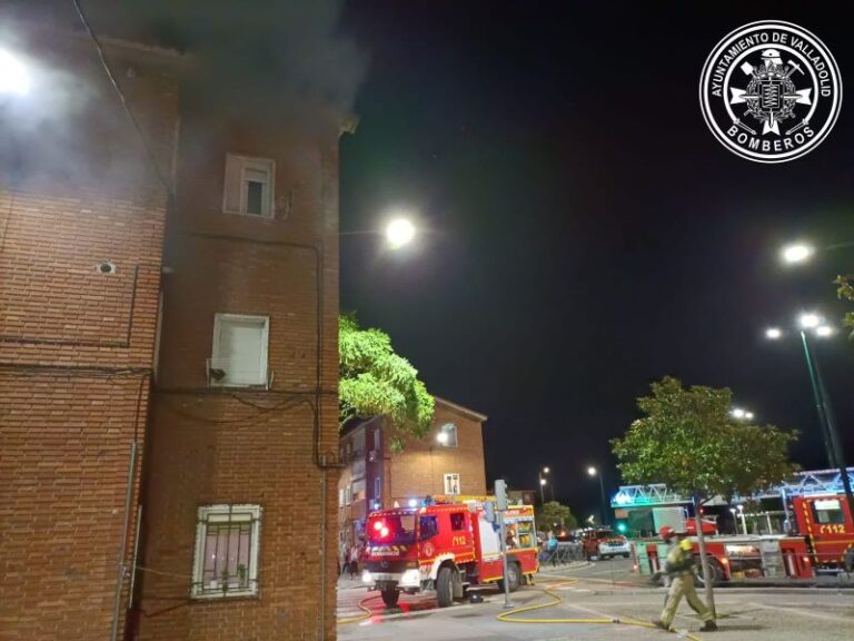 Afectada por inhalación de humo una mujer en un incendio en Valladolid