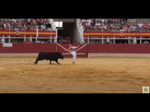 El toro destroza el pantalón del cortador de Laguna Ismael Viana