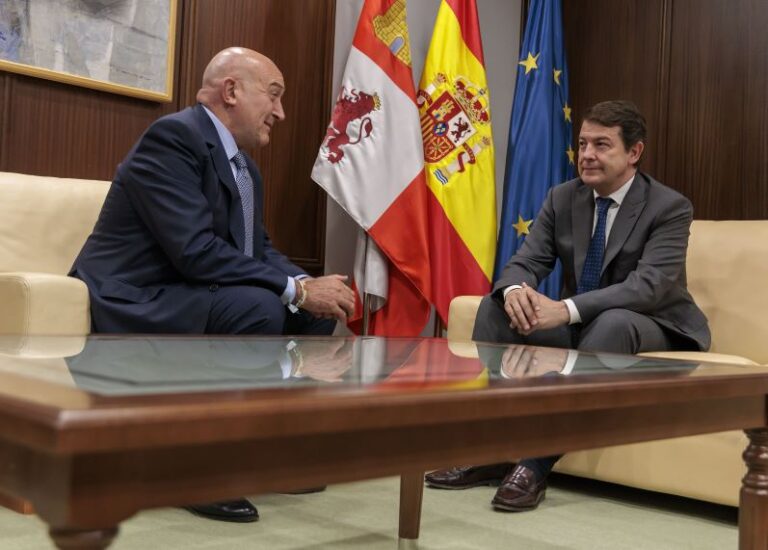 El presidente de la Junta y el alcalde de Valladolid acuerdan reforzar la colaboración entre ambas instituciones