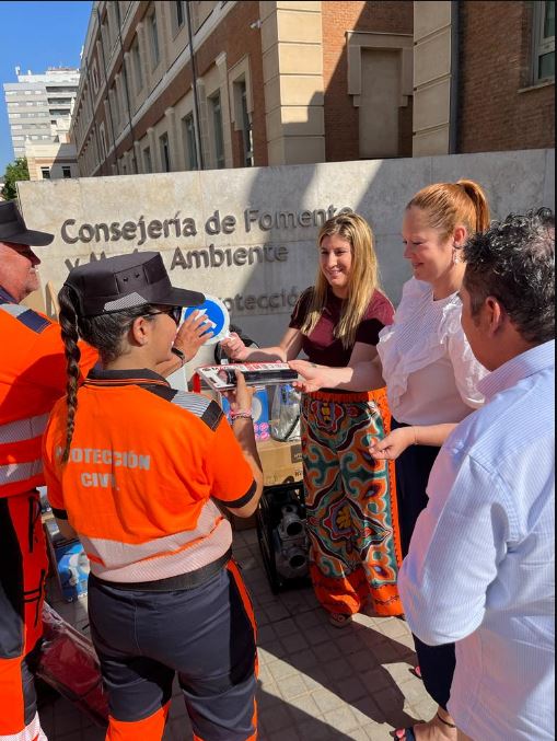La Junta suministra material a Protección Civil de La Cistérniga.