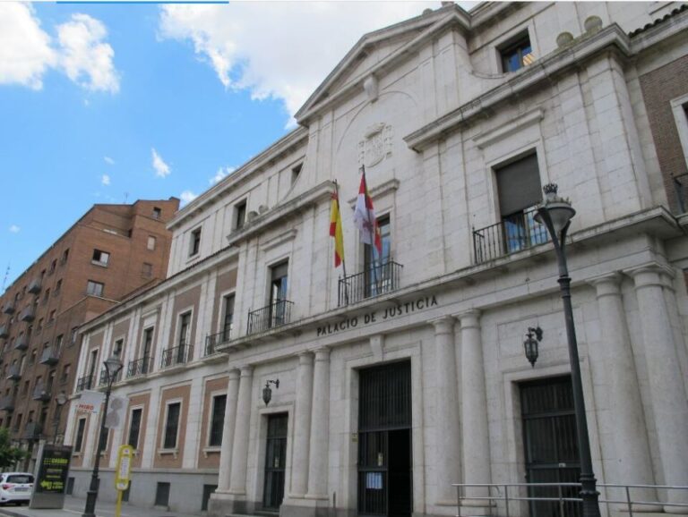 La Audiencia de Valladolid condena a una comunidad de vecinos a indemnizar a un cartero por las lesiones que sufrió al tropezar con un escalón del portal
