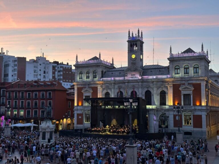 El concierto ‘Plazas Sinfónicas’ de la OSCyL reúne a multitud de personas en la Plaza Mayor de Valladolid