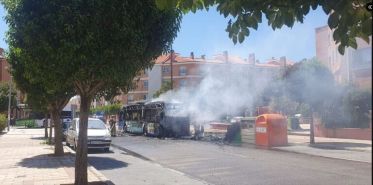 Un autobús se incendia en la vía pública en Valladolid