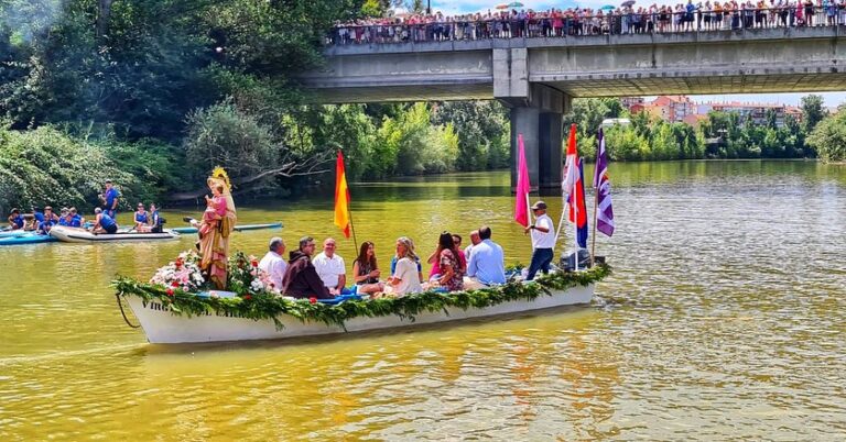 La Virgen del Carmen de Valladolid realizó la tradicional procesión fluvial