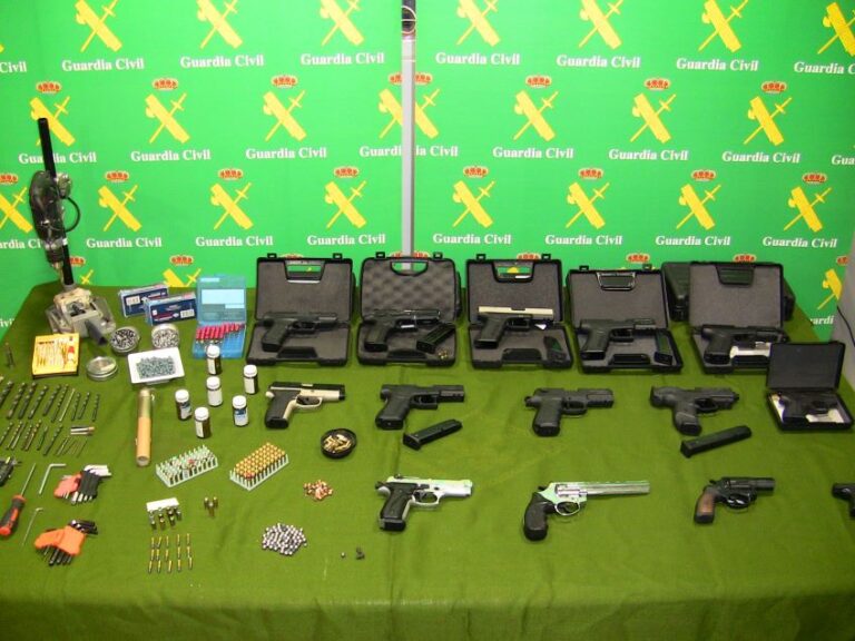 La Guardia Civil da un golpe al tráfico internacional de armas con más de 760 armas incautadas y 80 personas detenidas